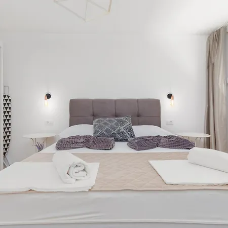 With Parking Space - 25278 Apartman *